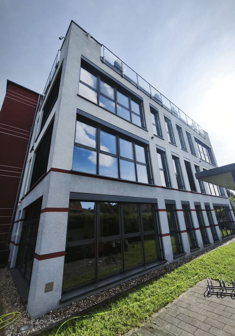 Fensterfront einer Firmenzentrale in Plattling nach der Glasreinigung