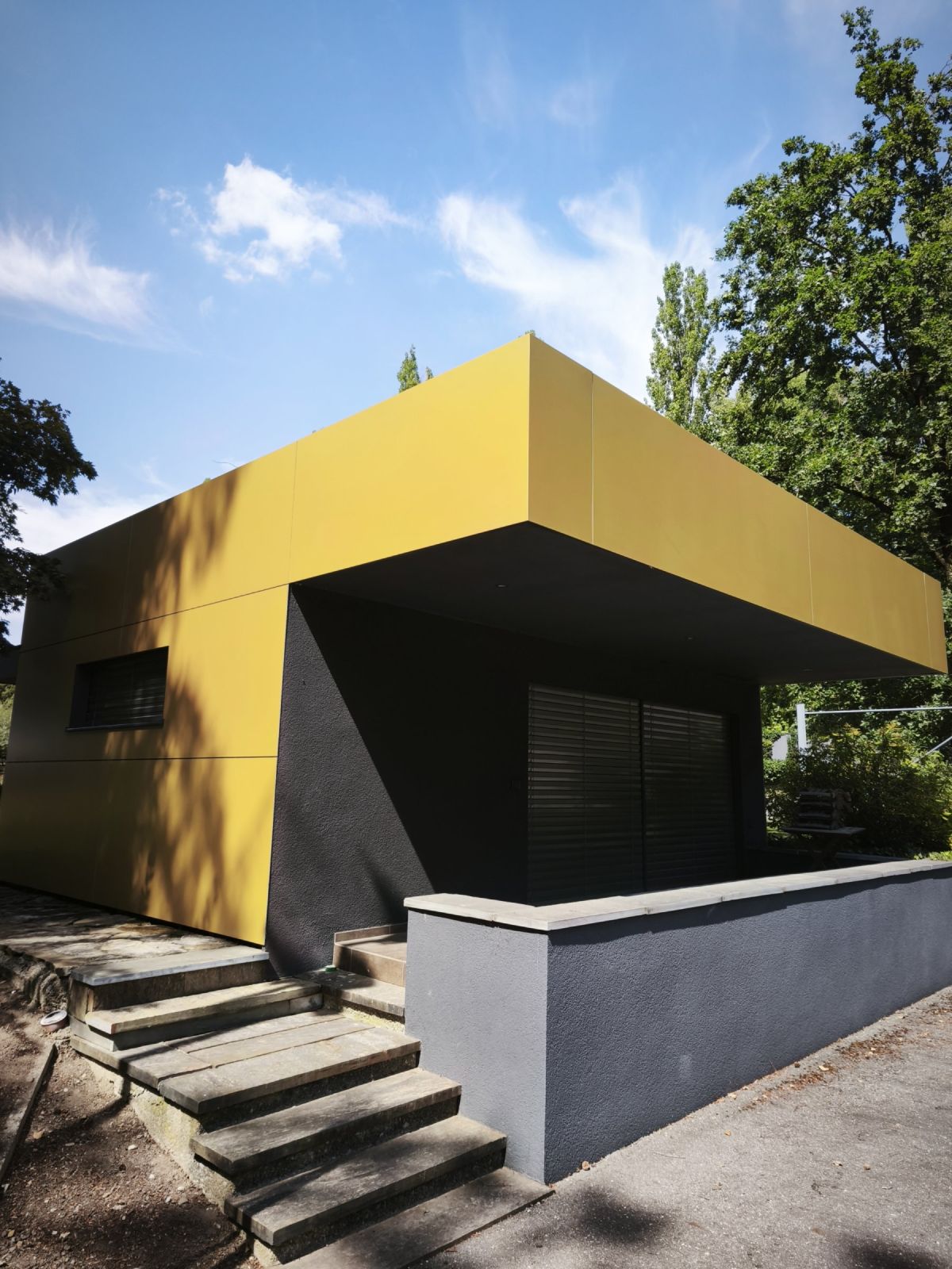 Nebengebäude mit gereinigter Fassade