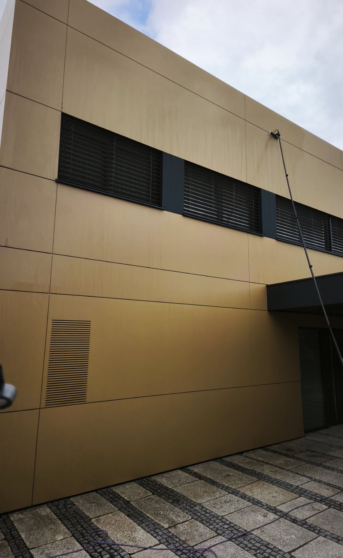 Reinigung der Fassade mit Reinwasser über ein Stangensystem