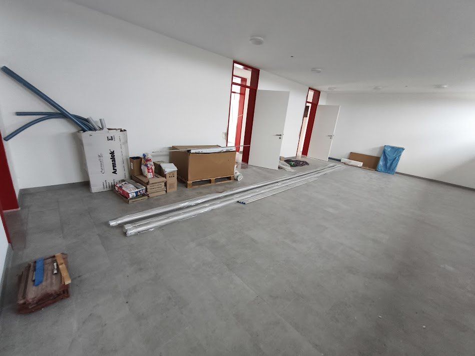 Innenraum mit gelagertem Baumaterial