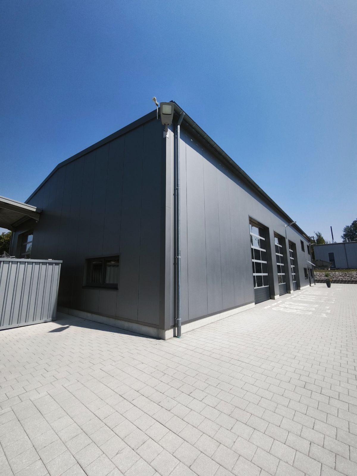 Beschichtete Metallfassade der Halle nach der Reinigung